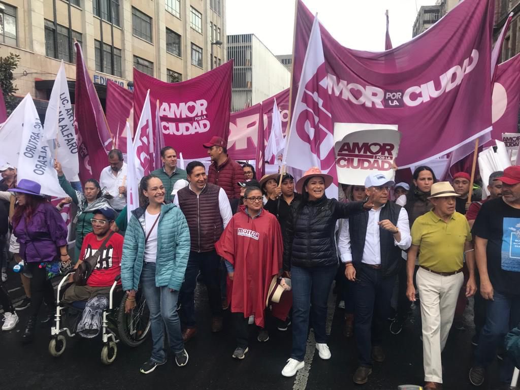 A_MontielR's tweet photo. Sentir el amor del pueblo reunido en un lugar emblemático para recordar un momento histórico, cuando se defendió el petróleo de los mexicanos y que en el Gobierno de la #4aTransformación seguimos defendiendo, es un honor y una gran motivación.
#PorElRescateDeLaSoberanía https://t.co/0EvBi8lkhd