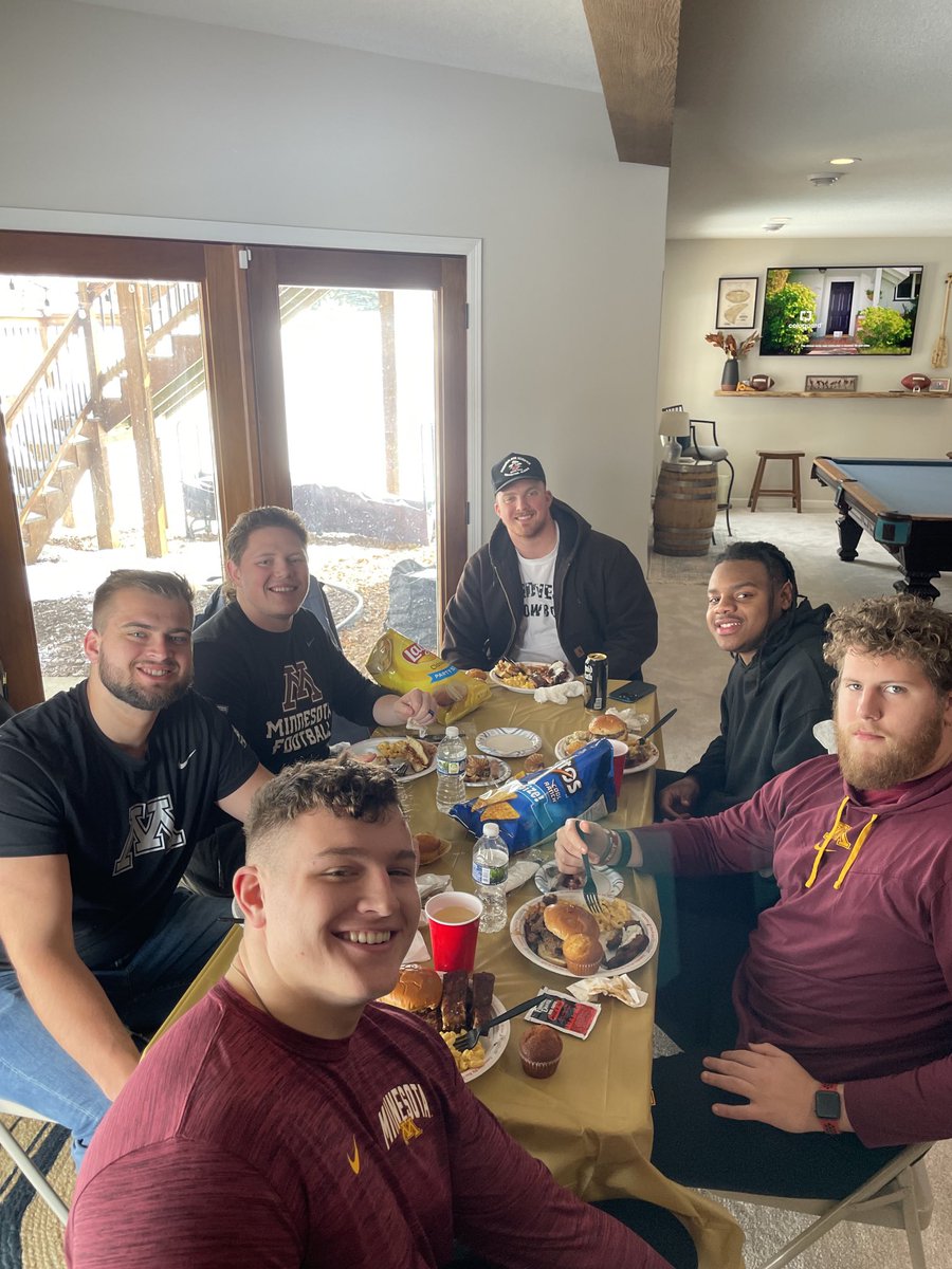 Callybrian's tweet photo. Loved having ⁦the @Gopher_OLine⁩ over to watch some March Madness 🏀, enjoy some bbq and enjoy some fellowship before spring ball starts. Change your best! #LPLMovers 🚛 #RTB 🚣‍♀️ #SkiUMah 〽️ https://t.co/R5aaM0Ssvy