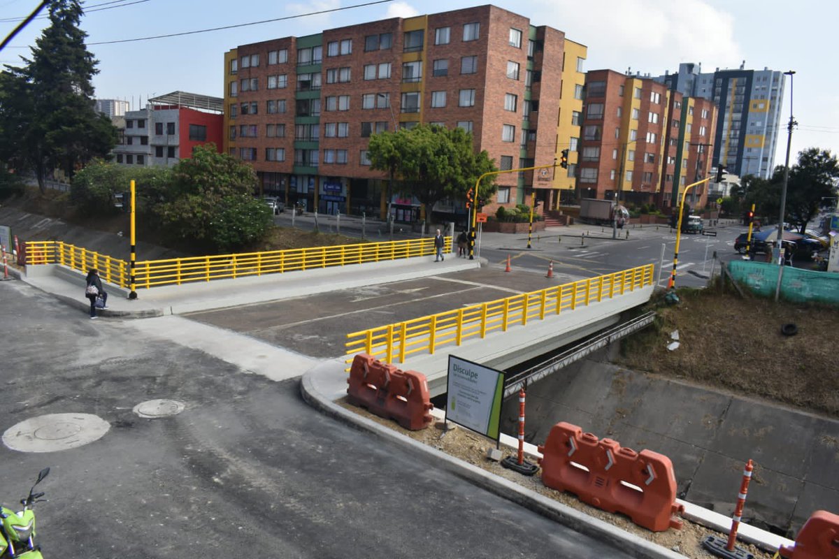 PuenteAranda_'s tweet photo. #PuenteArandaAvanza|🚧La Alcaldesa @ClaudiaLopez visitó Puente Aranda para habilitar el puente de la 3ra con 60 en el barrio Galán que sufrió una emergencia Invernal el año pasado
💪Recorrimos esta importante obra que beneficia a tod@s los Puente Arandinos
#AsiCuidamos

🧵Hilo👇 https://t.co/vuhJ62cUYp