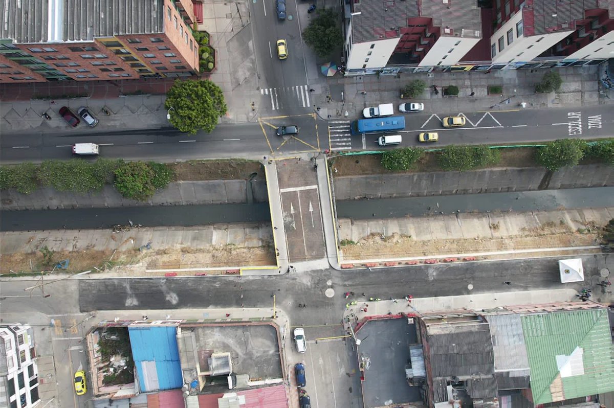 PuenteAranda_'s tweet photo. #PuenteArandaAvanza|🚧La Alcaldesa @ClaudiaLopez visitó Puente Aranda para habilitar el puente de la 3ra con 60 en el barrio Galán que sufrió una emergencia Invernal el año pasado
💪Recorrimos esta importante obra que beneficia a tod@s los Puente Arandinos
#AsiCuidamos

🧵Hilo👇 https://t.co/vuhJ62cUYp