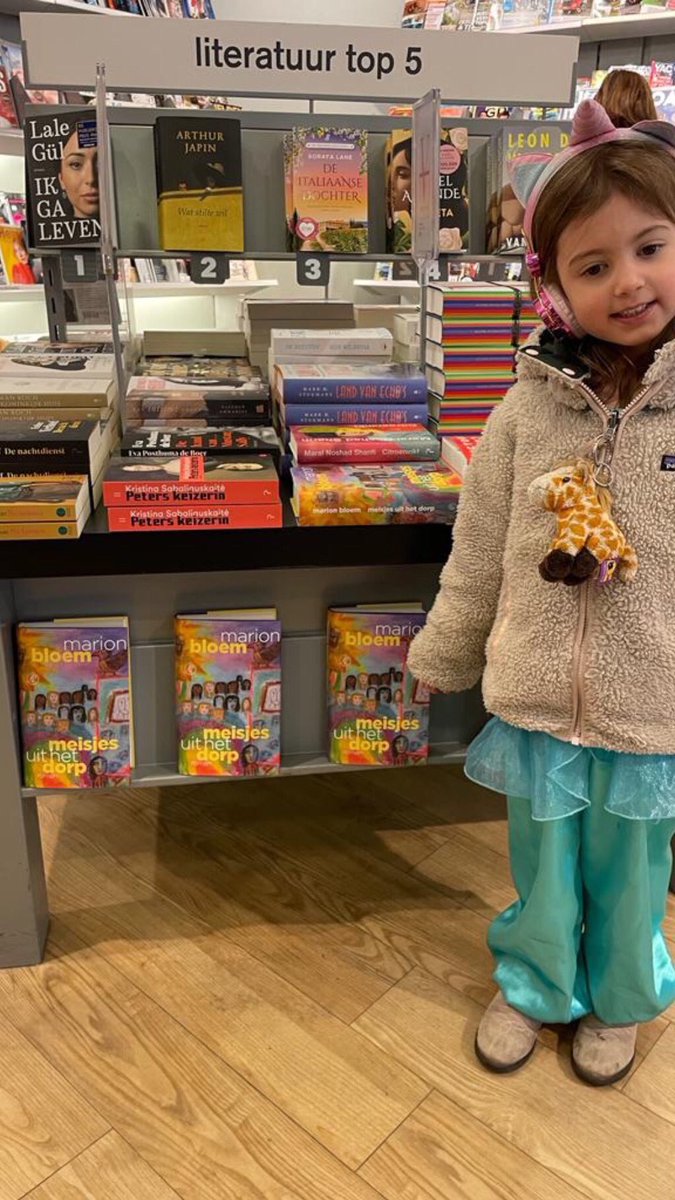 MarionBloem's tweet photo. Mijn kleindochter vond ‘t prachtig om oma’s boek daar zoveel keer naast elkaar in de winkel te zien staan en wilde mij dat tonen. Zoiets maakt een dag waarop de zon me niet voldoende hielp en ook tekenen of schrijven me niet uit mijn verdriet kon halen gelukkig toch weer vrolijk. https://t.co/lRFb2V0qKJ