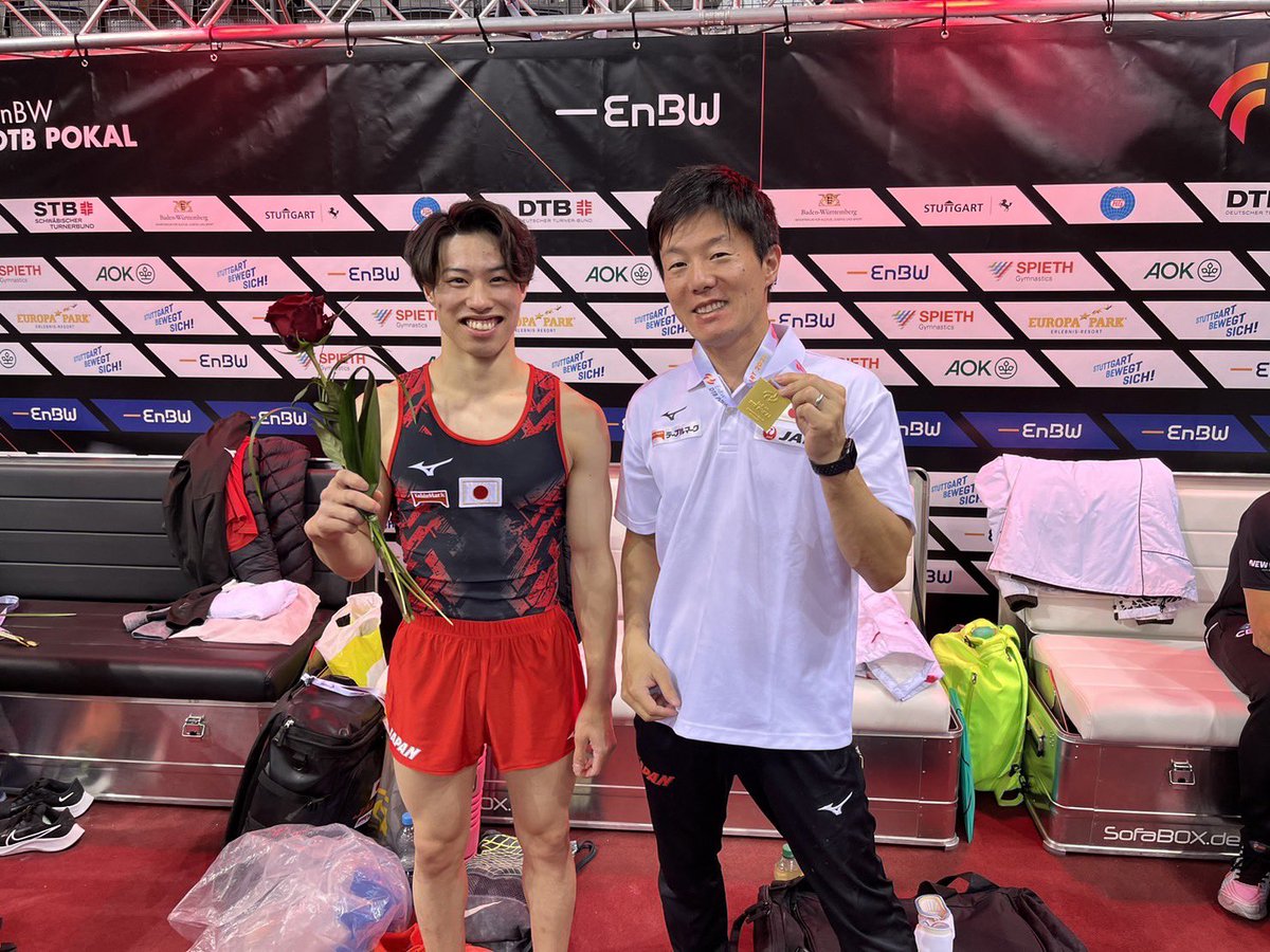 R3DOI17's tweet photo. 健三さんに適当にと助言をもらい適当にしたらゆか優勝しました!🥇
(適当にはしてません。本当は真剣にしてました。)
#fxfinal #dtbpokal #Stuttgart #goldmedal #porshearena #gymnastics https://t.co/P0vjofNbxn