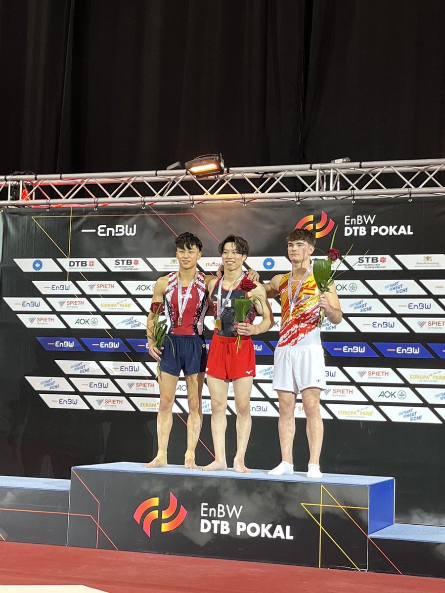 R3DOI17's tweet photo. 健三さんに適当にと助言をもらい適当にしたらゆか優勝しました!🥇
(適当にはしてません。本当は真剣にしてました。)
#fxfinal #dtbpokal #Stuttgart #goldmedal #porshearena #gymnastics https://t.co/P0vjofNbxn