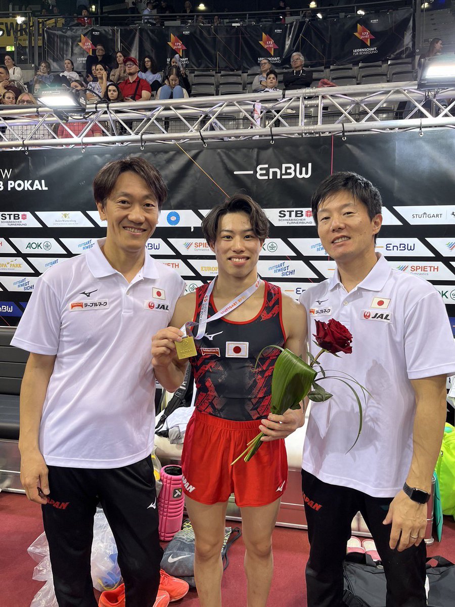 R3DOI17's tweet photo. 健三さんに適当にと助言をもらい適当にしたらゆか優勝しました!🥇
(適当にはしてません。本当は真剣にしてました。)
#fxfinal #dtbpokal #Stuttgart #goldmedal #porshearena #gymnastics https://t.co/P0vjofNbxn