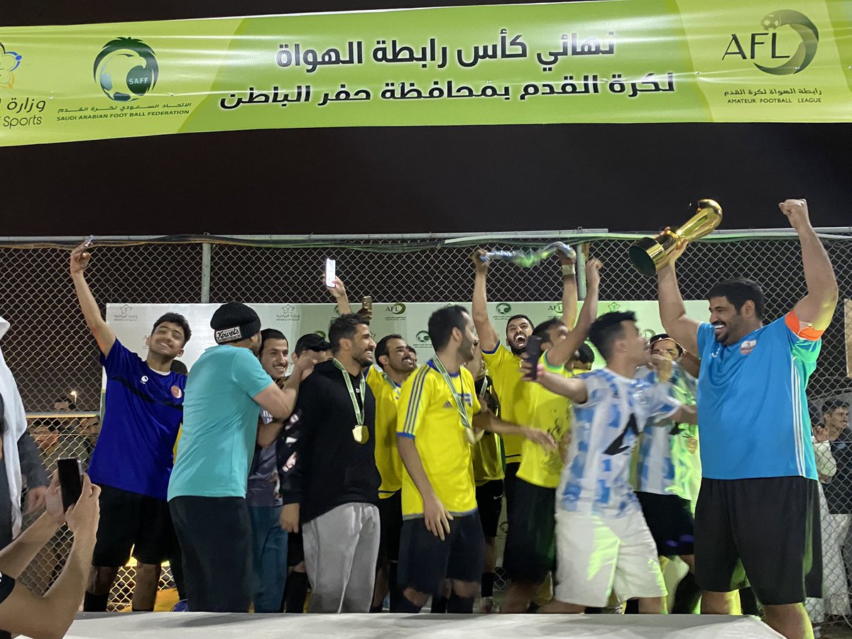 Sufayri_FC's tweet photo. الصفيري بطلا  لـ #كاس_الهواة_لكرة_القدم 
.

الرشيد        1️⃣ — 2️⃣       الصفيري                                            
.
سجل للصفيري 
⚽️ فارس حمود 
⚽️ فهد هدل 
.
#حفرالباطن https://t.co/tZ8azR5f2X