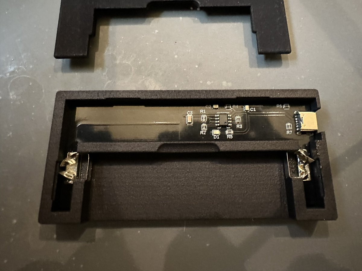 leslielaw's tweet image. Latest iteration of my #wonderswan NiMH charger (custom board and case by me)
I wanted to try out @PCBWayOfficial assembly service and I'm very pleased with the results
Also USB-C to C charging
#3dprinting #3dmodeling #retromodding