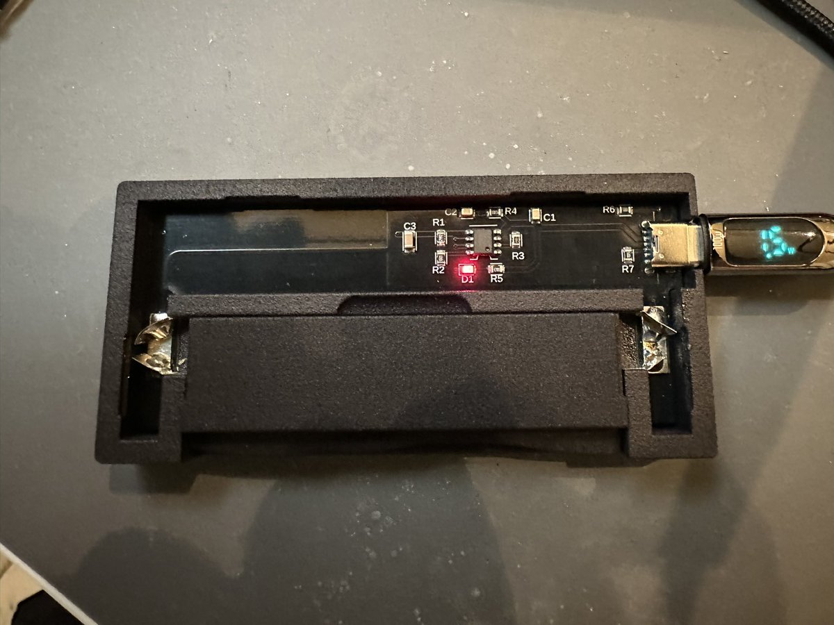 leslielaw's tweet image. Latest iteration of my #wonderswan NiMH charger (custom board and case by me)
I wanted to try out @PCBWayOfficial assembly service and I'm very pleased with the results
Also USB-C to C charging
#3dprinting #3dmodeling #retromodding