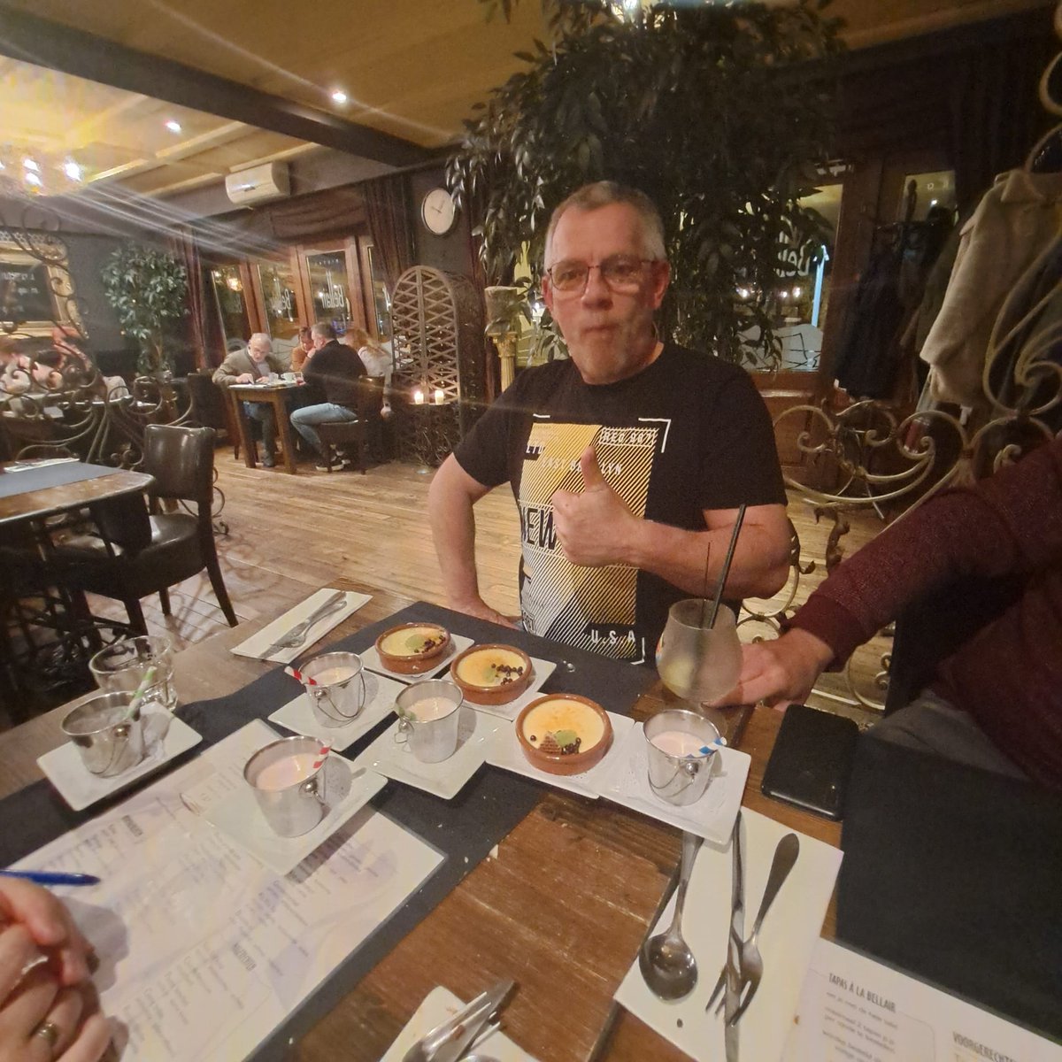 StevenvKempen's tweet image. Iets later dan de bedoeling was weer samen uit eten. #friendship #Bikken #VeulOnzin 🍽 #BellairUden