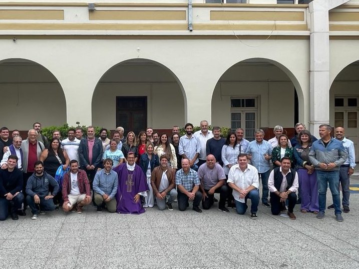 blastaladrid's tweet photo. Participé del retiro para políticos, sindicalistas y dirigentes sociales predicado por Monseñor Gabriel Mestre, Obispo de Mar del Plata, bajo el lema: "la vida es tiempo de encuentro".
No solo nos invita al encuentro para hablar y dialogar, para llevar la patria adelante, sino que para aquellos que somos dirigentes no partidarios nos insta también a construir puentes en estos momentos de desencuentros políticos.