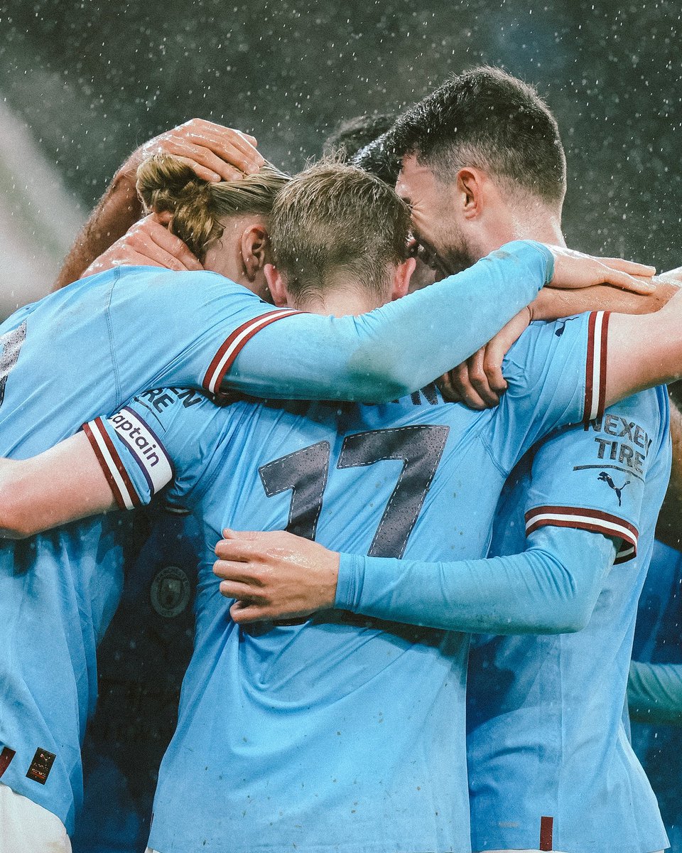 KevinDeBruyne's tweet photo. Sorry @VincentKompany but very good to see you back at the Etihad, legend! 💙 https://t.co/skBVxgtb4p
