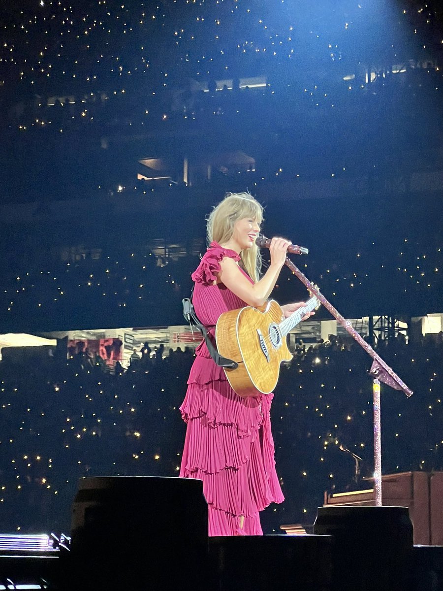 Memoohhh's tweet photo. breaking my silence to bless y’all’s timeline with my view last night #GlendaleTSTheErasTour https://t.co/ZiK3So4OGO