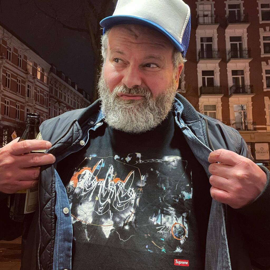 Finally it’s warm enough to get the cool t-shirts out again 😂
—
#supreme #futura2000 #futura #streetwear #graffiti #greybeard #happyweekend instagr.am/p/Cp8fiqEtqPZ/