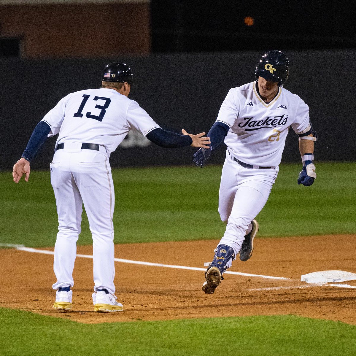 NCAABaseball's tweet photo. GOT EM! 

@GTBaseball upsets No. 8 Louisville, 10-4! 

#NCAABaseball x 📸IG/GT_Baseball https://t.co/erPD7hgqNf