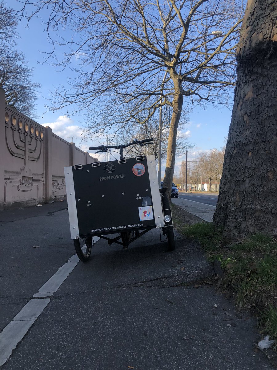 Wer den Zustand der Berliner Radwege ermitteln will braucht keine Laser. Einfach ein unbeladenes Lastenrad nehmen, losfahren und das Geschepper der Kindersitz-Gurte notieren.

War wieder sehr praktisch heute, danke @fLotteBerlin!