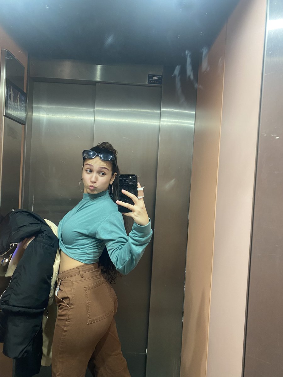 iimliia's tweet photo. No me puedo creer que sea el mismo pantalón 😄 2023 vs 2021 https://t.co/qaIXI9Gmka
