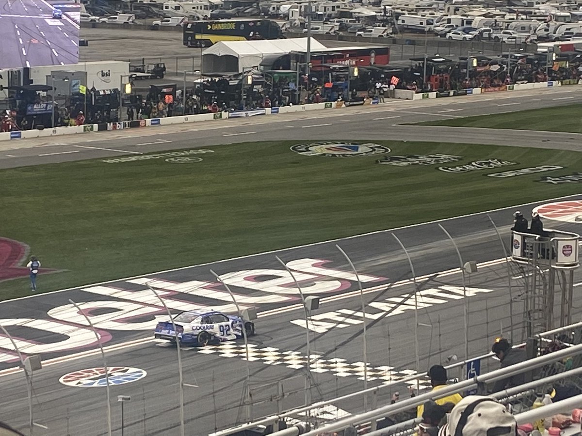 dailydownforce's tweet photo. Josh Williams just FLAT OUT stopped at the finish line, got out and left the track!!! 

I’ve never seen something like this! https://t.co/PfoDaDckXs