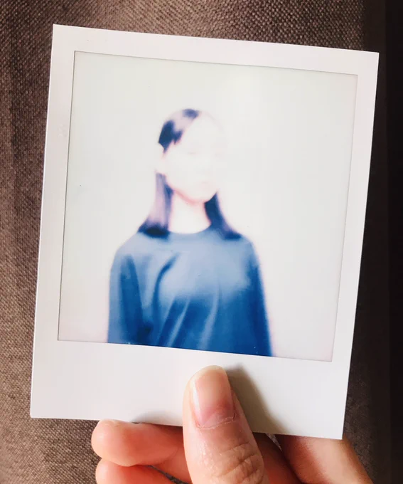 この前の仕事おわりに撮ってもらったポラ。3枚撮って1枚あげるって言われて、顔が白飛びしてる写真のニュアンスが一番良いなって思って選んだ。 
