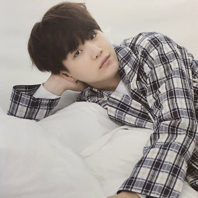 SyukaDoms's tweet photo. Just in a softer mood as of late. All I want to do is curl up in some blankets and be warm. https://t.co/S0EzPWk7wB