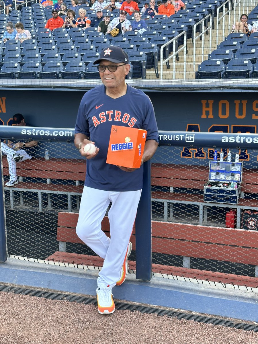 thereggiebar's tweet photo. When the bar matches the fit 🔥we’re back!!! https://t.co/e9K2RRU1BW