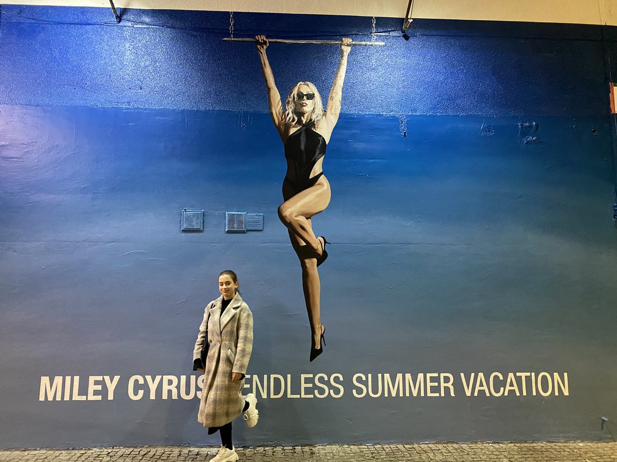 Miley_Cyrus_Pl's tweet photo. #EndlessSummerVacation in Warsaw ☀️🇵🇱 @MileyCyrus @mileyworld https://t.co/2osxtz1Pfu