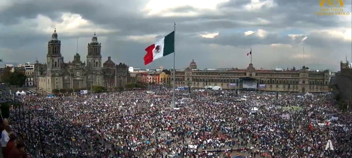 La gran diferencia es que para nosotros es fiesta nacional  , mientras que para ustedes su 
' marcha'  parecía velorio ; puras jetas tristes.
#18DeMarzoConAmlo
#FiestaNacional 

🙂🙂🙂