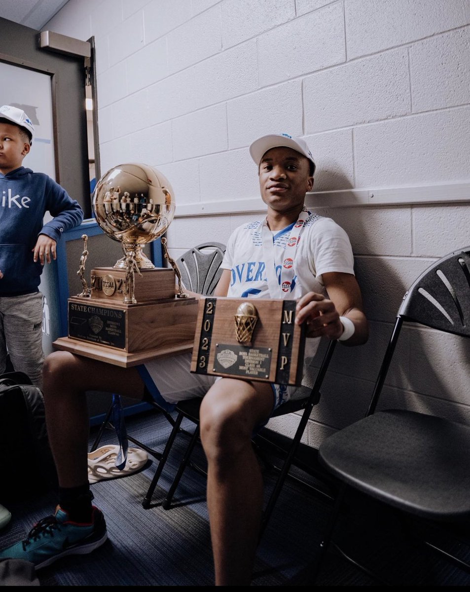 went out a state champion this feeling is unreal , averaged 27.3 points 10.3 rebounds 6.3 assists for the whole state tournament and won the first title in school history #AGTG 🙏🏽