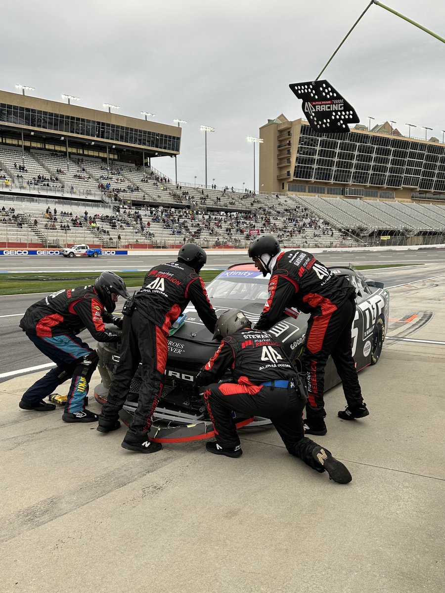 TeamAlphaPrime's tweet photo. 45 crew has applied bear bond to the nose of the 45 and remains on the lead lap. They come back in under this pit cycle to apply more.

Water pressure is still good.

#RAPTOR250 | @Pella_News | #TilValhallaProject https://t.co/F4KjmIFk0O