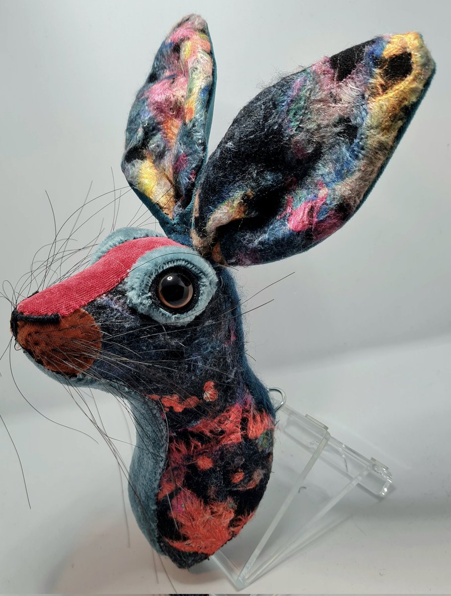 On this fine spring day, my Etsy shop is building up nicely with these little fellas, which are animal friendly and handmade with love etsy.com/shop/thecrafte…
#fauxhare #fauxtaxidermy #rabbitreplica #harewalldecor #tweedhare #indiebiz #handmadeinyorkshire #madeinengland