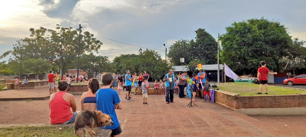 Esta tarde, como todas las semanas,junto a la Agrupación AD❤MIS, llevamos un show de payasos, juegos y algunos premios para compartir con la gurisada en la plaza del Barrio A4.
#EsConSole
<a href="/passalacquaok/">Hugo Passalacqua</a> <a href="/SoledadBalan/">Sole Balán</a>
<a href="/cjdechat/">Christian Dechat</a> <a href="/grillo141/">Ruben Dario</a> 
<a href="/ADOMIS_Misiones/">ADOMIS_Misiones</a>