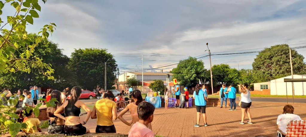 oviedo_luis's tweet photo. Esta tarde, como todas las semanas,junto a la Agrupación AD❤MIS, llevamos un show de payasos, juegos y algunos premios para compartir con la gurisada en la plaza del Barrio A4.
#EsConSole
@passalacquaok @SoledadBalan
@cjdechat @grillo141
@ADOMIS_Misiones https://t.co/UVDVPC6z8f