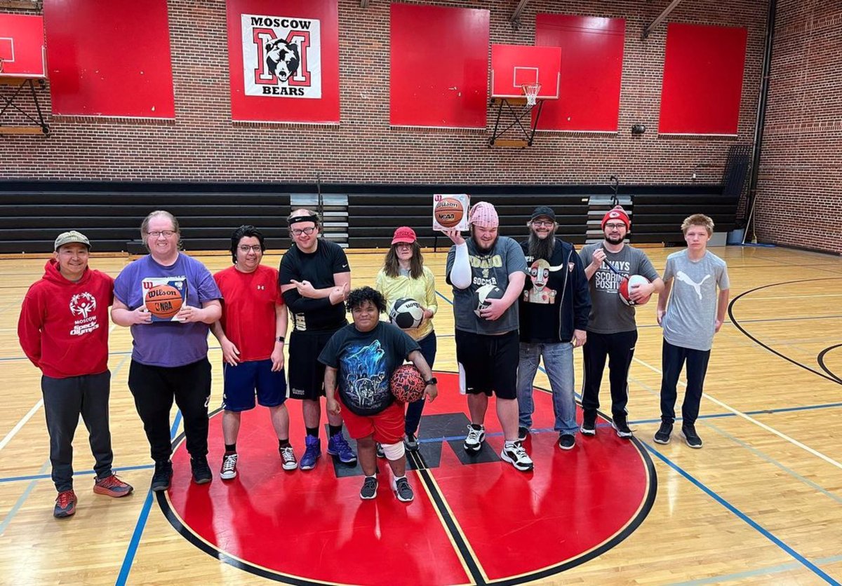 JeffAmentsArmy's tweet photo. We salute you!
#Repost @tingfisher
・・・
Two new for the crew! Go Moscow Rebel Tigers! @specialolympicsidaho #sweetlew #jaainthehoop #60for60 @jeffamentsarmy #idaho @kshuss11 @officialament @davekiblen https://t.co/qWmkwqE1hG