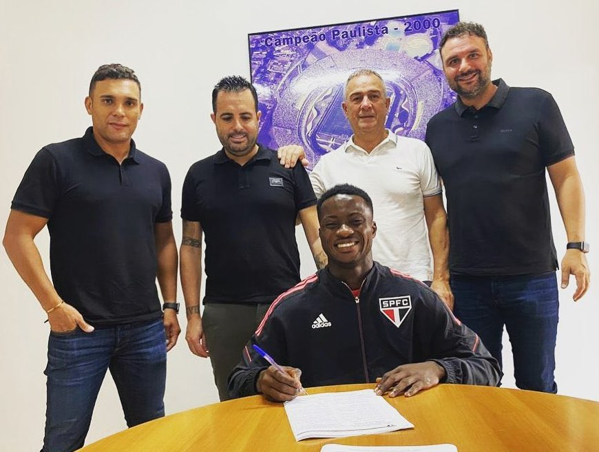 OGabrielSa's tweet photo. 🇬🇭 Agora é oficial: o São Paulo FC acertou a contratação do ganês King Faisal Owusu. O atacante pertence ao Great Farcos FC e chega por empréstimo até janeiro de 2024. Nascido em 2004, inicialmente integrará as categorias de base do Tricolor Paulista. https://t.co/xzoRALTD3s