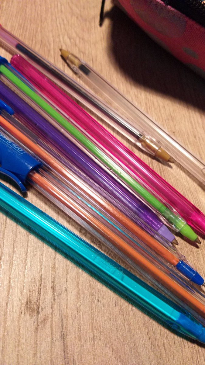 kleodelrocio's tweet image. Mi día de estudio marchaba bien hasta que el esfero de #OffiEsco fallo, dos y ninguno.... No hay como lo conocido #Bic y preciso sin azul por ponerme a experimentar 😔