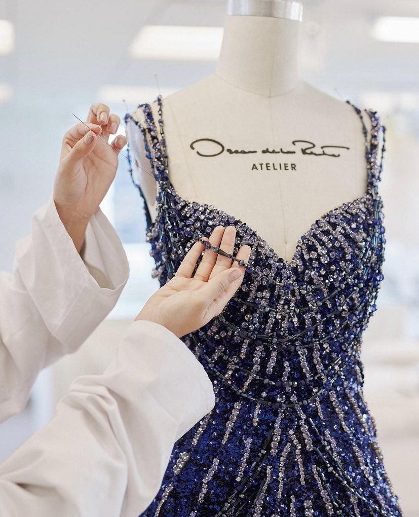 VersaceVenus_'s tweet photo. Close ups from the Oscar de la Renta atelier of Taylor’s custom piece https://t.co/fti2anBPer
