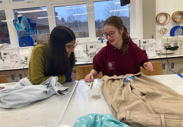 stcatsbramley's tweet photo. Continuing with our Eco Week schedule, the girls enjoyed bringing in unloved clothing items and breathing new life into them whilst finding a way to tackle the environmental challenges posed by fast fashion.
#believeachievesucceed
#rainforestconcern
#surreyschools https://t.co/ymCQ6aWOnW