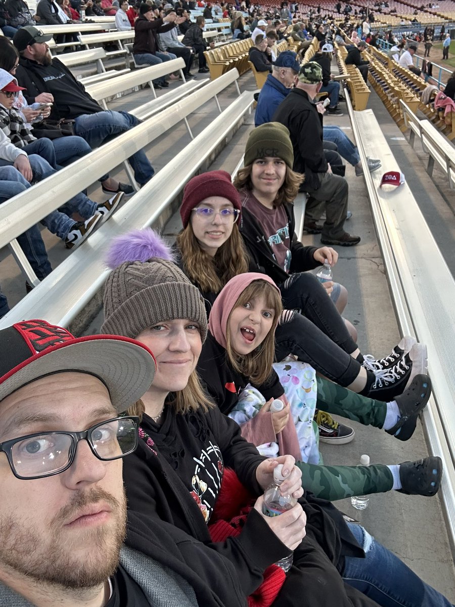 benzufelt's tweet photo. #FangGang Family is out for the game. #XFL https://t.co/DRleHrShco