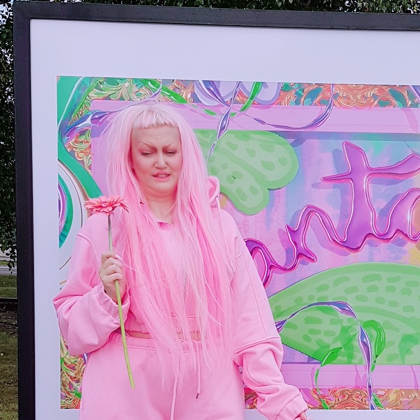 Pastelae3D's tweet photo. an this is a newer pic of me the moment a bee went for my flower 🐝you can see the bee https://t.co/GFVWg10MAg