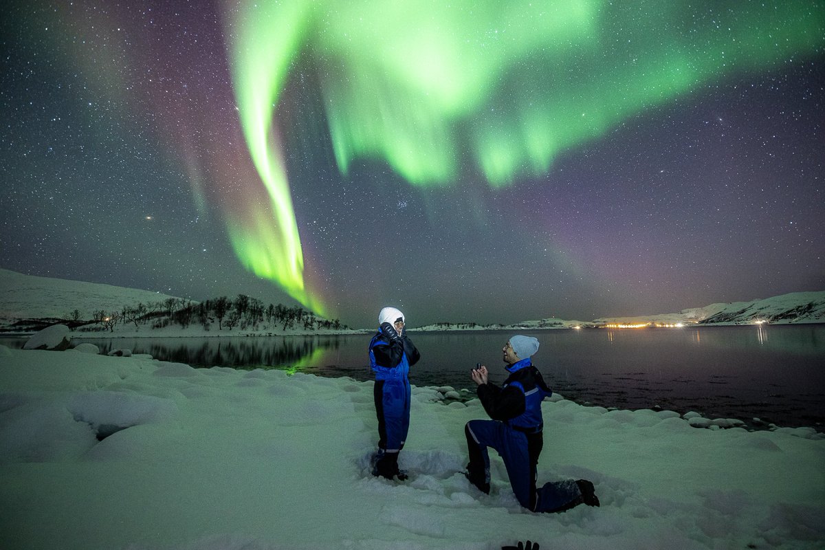 brianr482's tweet photo. Los sueños se hacen realidad, y yo fui increíblemente afortunado de que todo saliera bien. Pude pedirle matrimonio bajo el baile de las auroras boreales. Parece que el universo se alegró de que nos comprometiéramos y celebró con nosotros por medio de este sublime espectáculo ❤️. https://t.co/2yL6VeTEOU