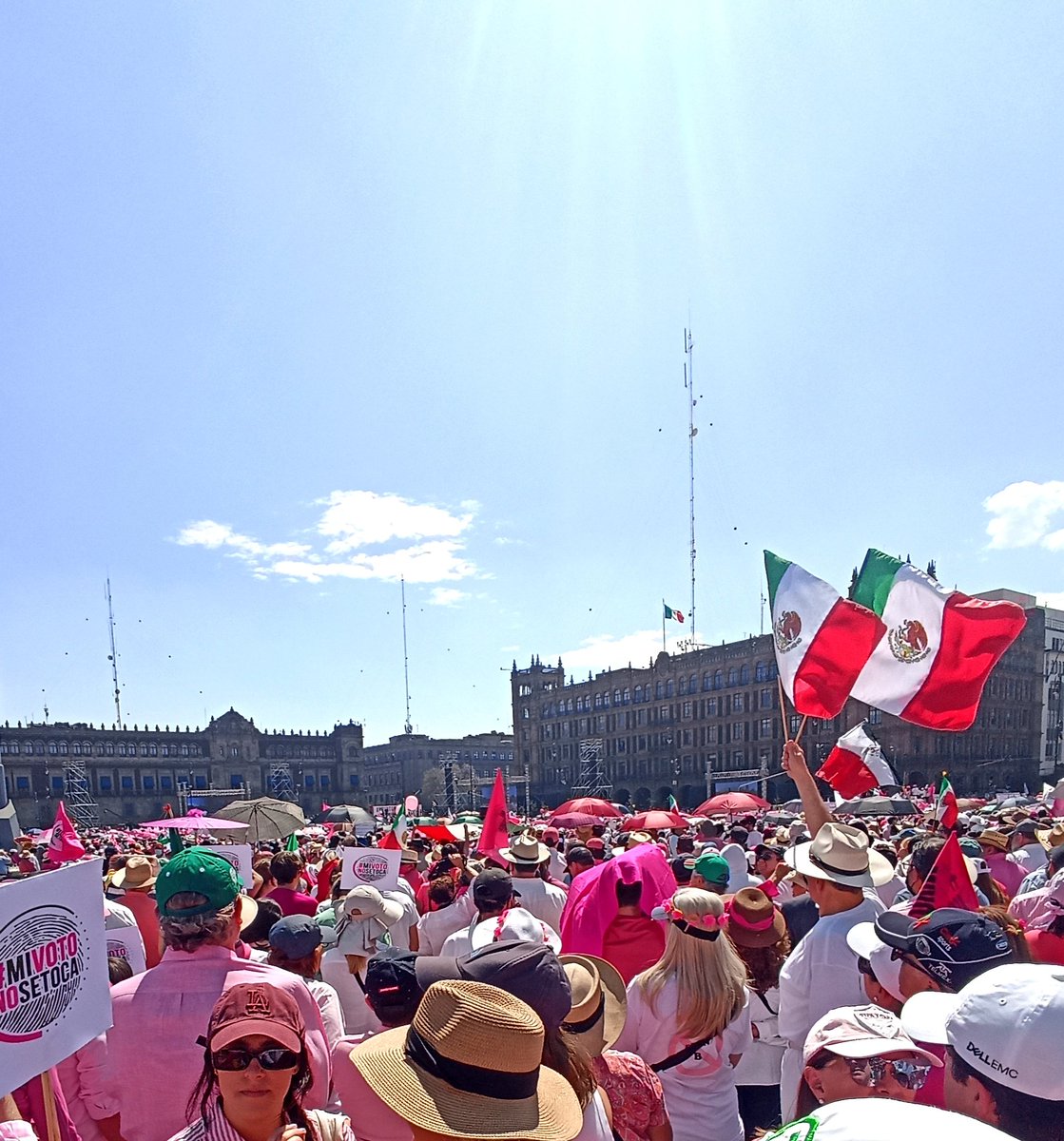 @azucenau ¿Y porqué hoy 18 de Marzo si estuvo la bandera en el centro del #Zocalo y el día de la marcha en defensa del #INE  y el #8M2023 NO? 
#AmloEstaDesesperado 
#MarchaDelArdor #AcarreoDelBienestar