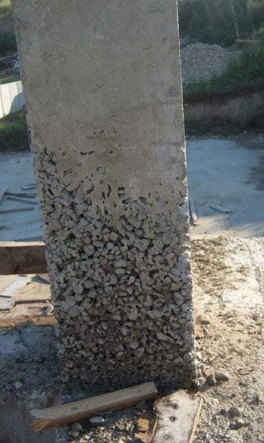 Sonra ne kadar vibrasyon yaparsan yap kalıbın altından betonun şerbeti kaçar ve kolonun alt kısmında sadece kaba agrega kalır, bu da derin segrasyonlara sebep olur. Kolonun alt kısmı artık aşırı sünek haldedir ve deprem momentlerini karşılayamaz.