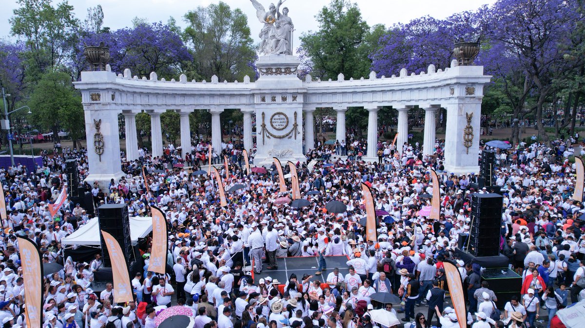 SnteNacional's tweet photo. #ElSNTEconAMLO
#PorElRescateDeLaSoberanía

🔴 El #SNTE 📚 con su líder nacional, Mtro. Alfonso Cepeda Salas, respalda al Presidente @lopezobrador_ 🇲🇽 en el 85 Aniversario de la Expropiación Petrolera, y le refrenda su apoyo para afianzar la transformación del país ✅ https://t.co/n9dZcUEBjn