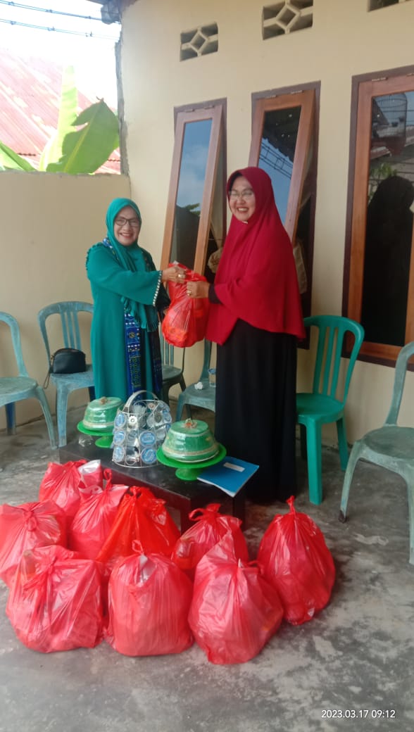 MayanNini's tweet photo. Jum'at Berkah Berbagi Sembako BKMT Kecamatan Baruga dilaksanakan di lingkup wilayah Permata Kelurahan Baruga.

#JumatBerkahBerbagiSembako
#PermataBaruga
#BKMTKecamatanBaruga
#Jumat_17Maret2023 https://t.co/LPHD3VqyO8