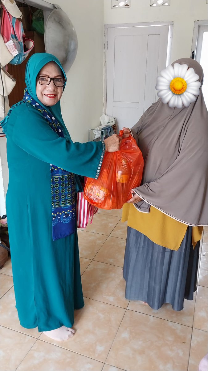 MayanNini's tweet photo. Jum'at Berkah Berbagi Sembako BKMT Kecamatan Baruga dilaksanakan di lingkup wilayah Permata Kelurahan Baruga.

#JumatBerkahBerbagiSembako
#PermataBaruga
#BKMTKecamatanBaruga
#Jumat_17Maret2023 https://t.co/LPHD3VqyO8