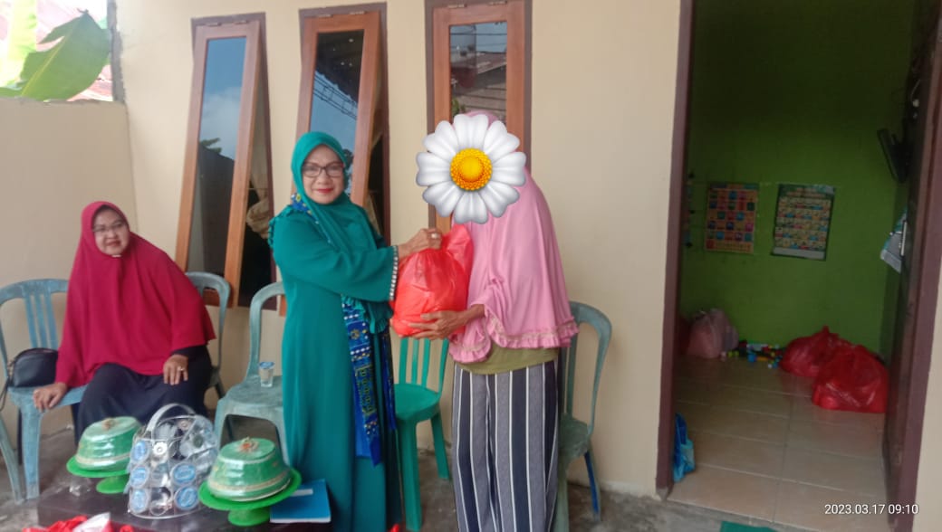 MayanNini's tweet photo. Jum'at Berkah Berbagi Sembako BKMT Kecamatan Baruga dilaksanakan di lingkup wilayah Permata Kelurahan Baruga.

#JumatBerkahBerbagiSembako
#PermataBaruga
#BKMTKecamatanBaruga
#Jumat_17Maret2023 https://t.co/LPHD3VqyO8