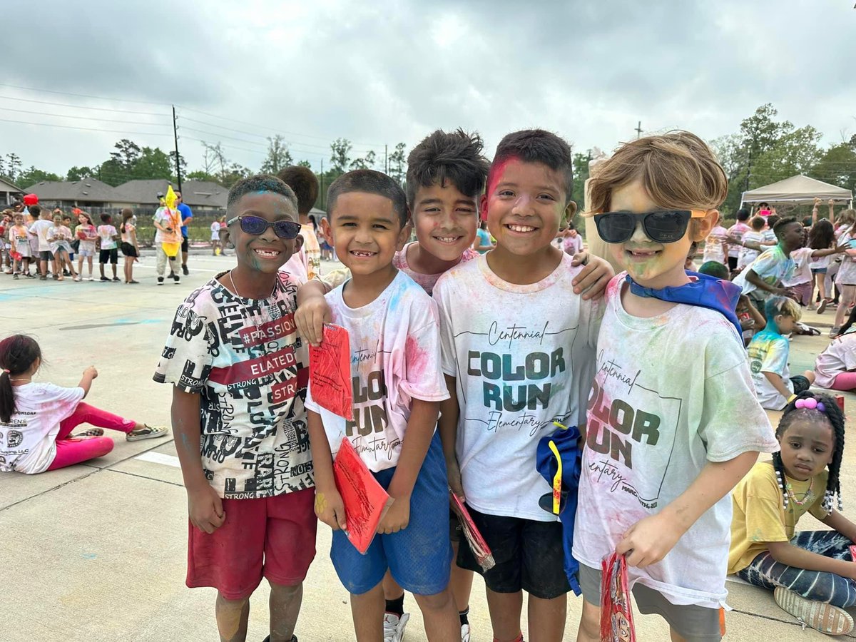 MrsVanderTuig's tweet photo. Color Run Fun!!!! 💙💚💛🧡❤️💜💗 https://t.co/lBtiU6CqmD