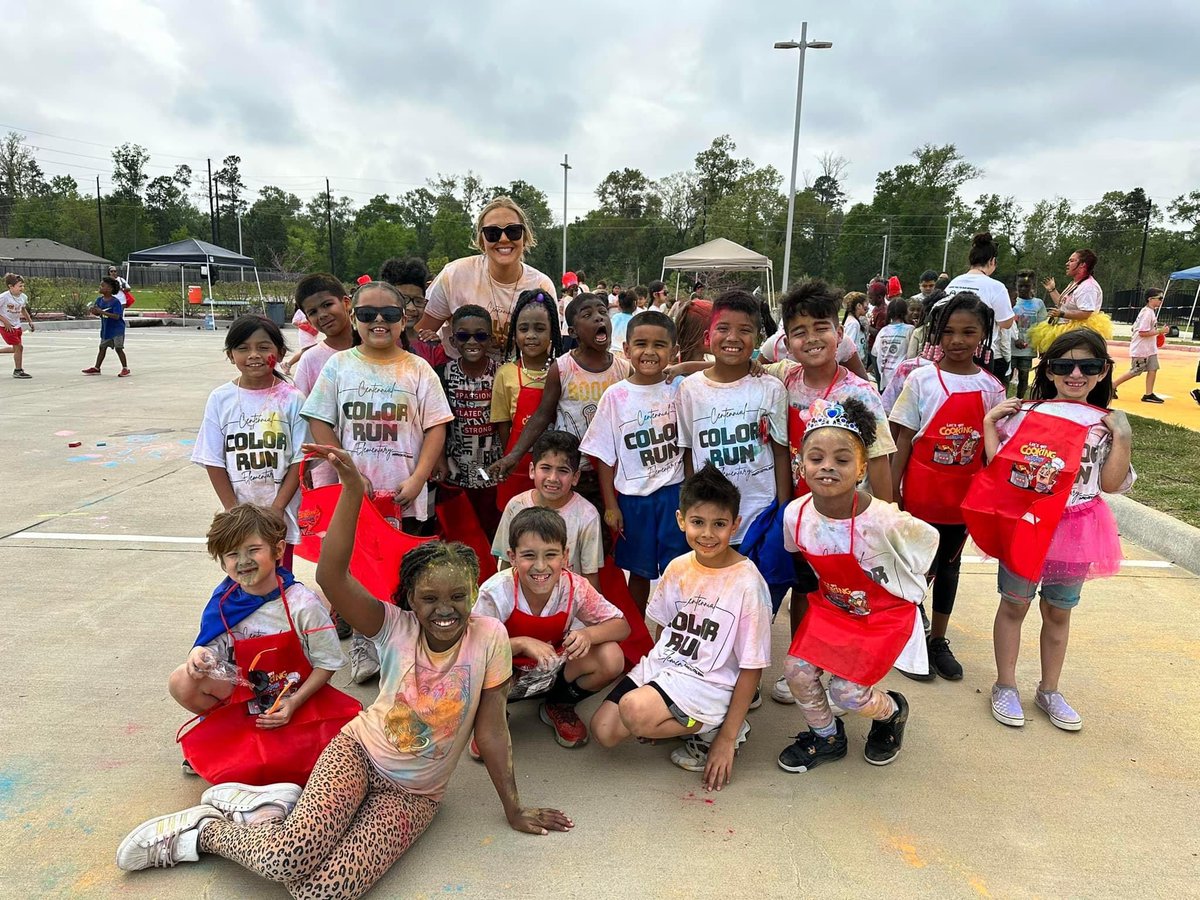 MrsVanderTuig's tweet photo. Color Run Fun!!!! 💙💚💛🧡❤️💜💗 https://t.co/lBtiU6CqmD