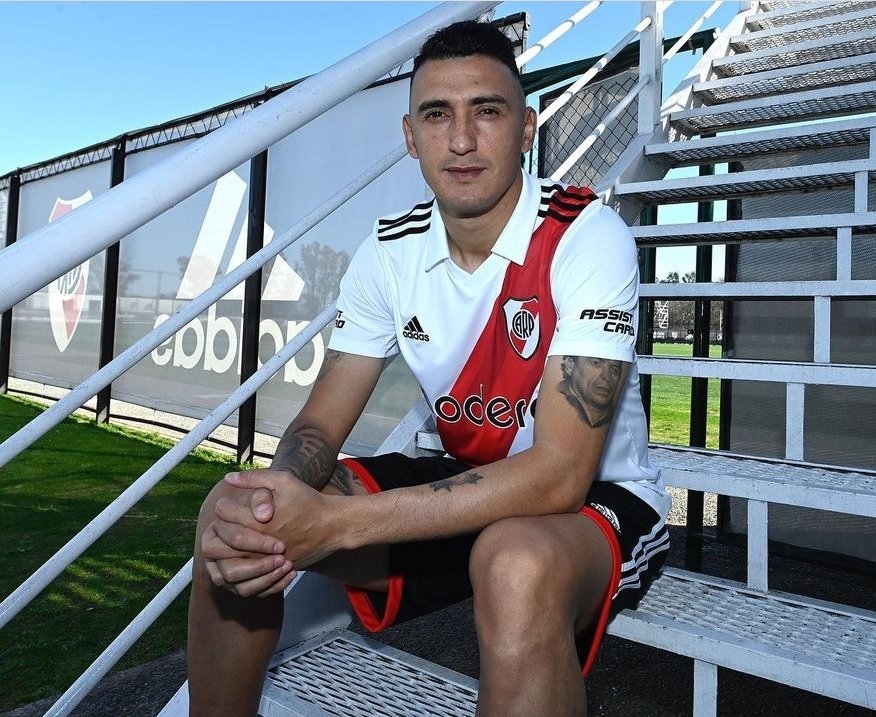 javigilnavarro's tweet photo. #RIVER, GRAN NOTICIA! Se concentra Matías #Suárez. Fue convocado por #Demichelis para el partido de mañana con #Sarmiento, en Junín. Quien se queda afuera es Santiago #Simón, por una tendinitis en el aductor izquierdo. Su lugar en la lista lo ocupará #CastroPonce. https://t.co/dN70bUhm1F