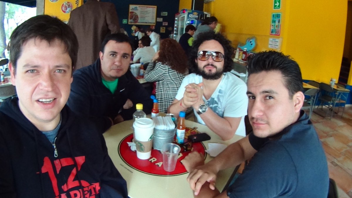 veomuertos's tweet photo. Al parecer estos tipejos son los  que andan chacaleando celulares en el Vive Latino 🎸 Extremen sus precauciones 📱 https://t.co/mPVlnNoAiT