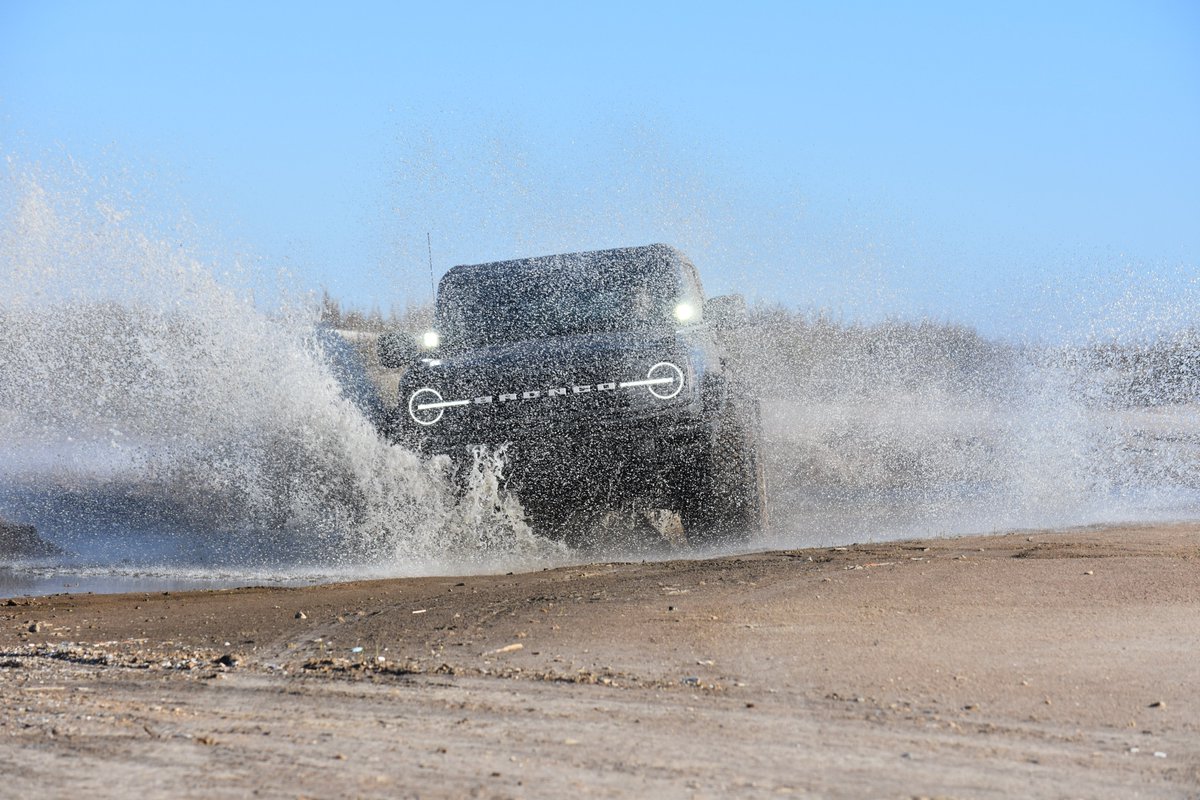 Splashing into the weekend like! This Ford Bronco conquers Galveston puddles with wild abandon. Time for some Texas-sized offroading adventures! #FordBronco #Offroading #Galveston #TexasAdventure #PuddleParty #WeekendVibes #4x4Beast #BroncoLife