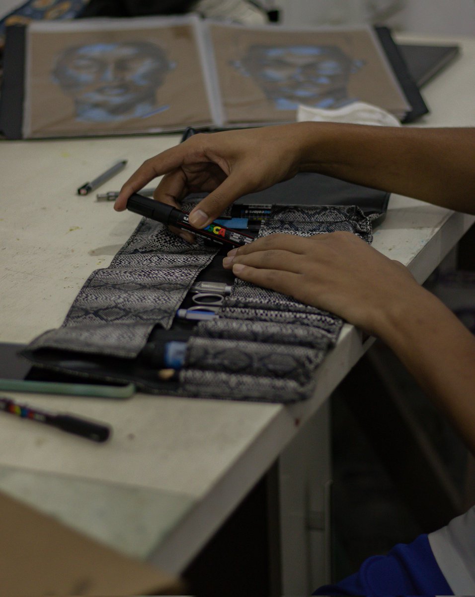 ALBVRTE's tweet photo. -
Fizemos essa sessão aqui no atelier e ficou incrível, fiz uma pintura usando como referência a foto da @luedjiluna, espero que vocês gostem
💙💙💙
-
Fotografia e edição: @orpamella https://t.co/qxDpzA9aGq